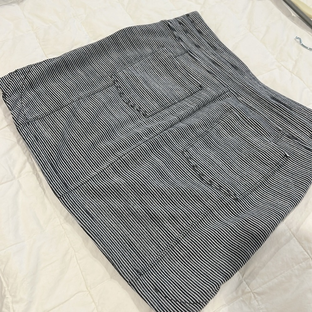 Athleta grey/whiter striped skort.  EUC - size -XS- - Picture 5 of 5